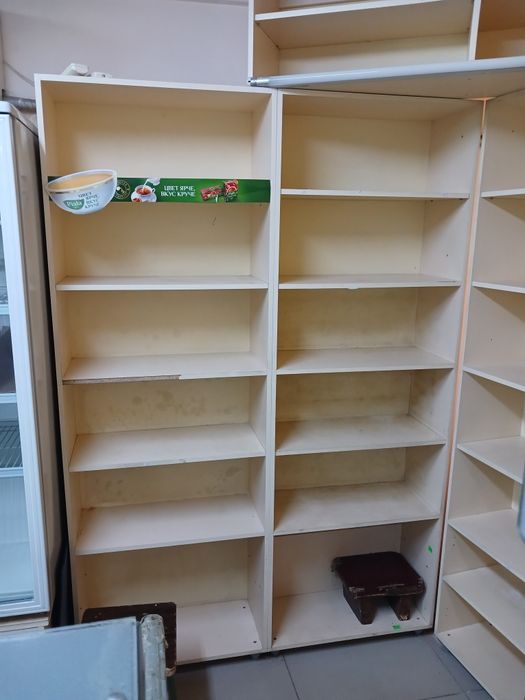 Продам витрины, стеллажи.