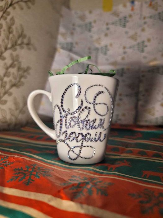 Кружки новогодние, инкрустированные стразами.