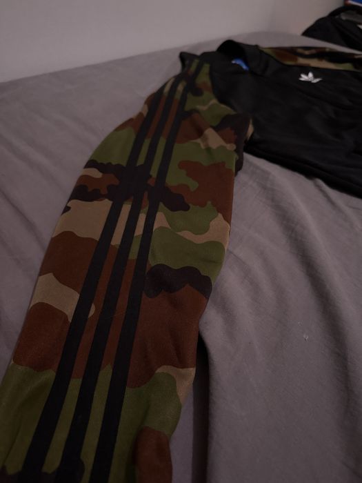 Adidas Originals черен суичър тип бомбър с ръкави в камофлаж