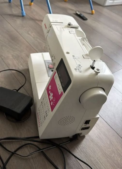 Продам швейню машинку janom 450
