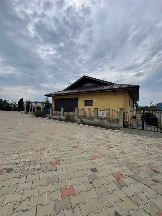 Casă de vânzare cu parcare pavată