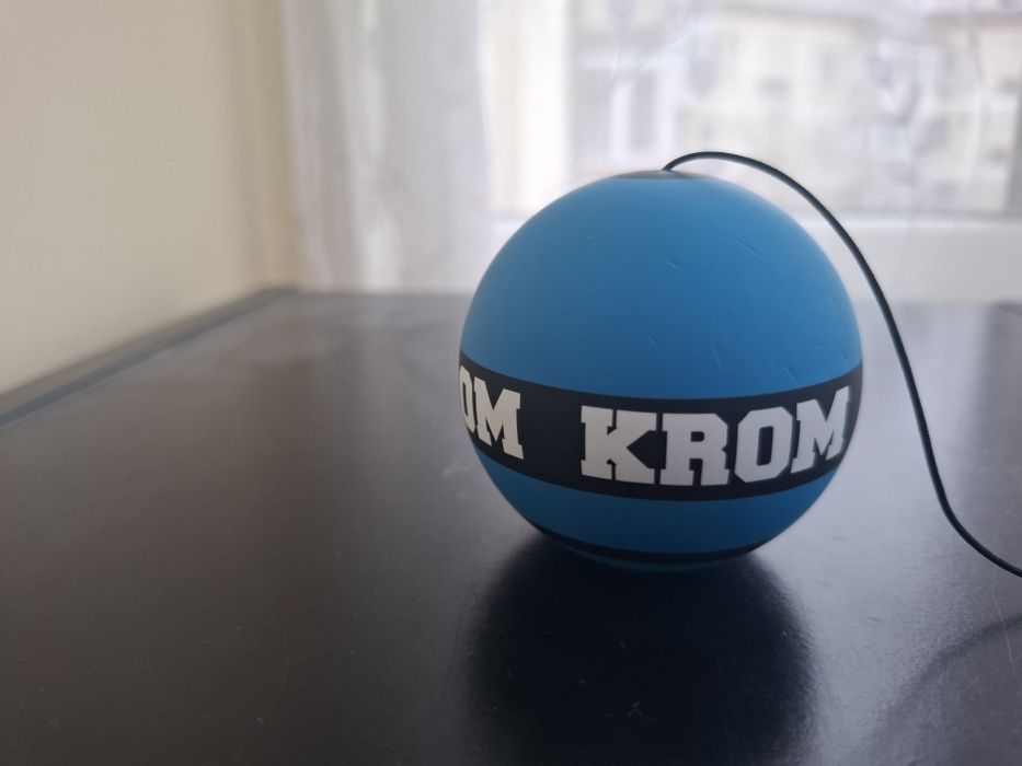 Tama strogo primita de la krom.