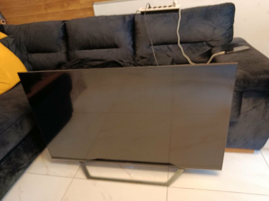Телевизор 50 инча Hisense счупен