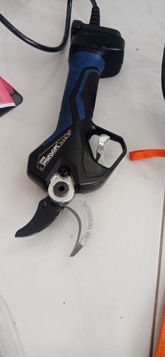 Foarfecă electrică pentru vie sau pomi