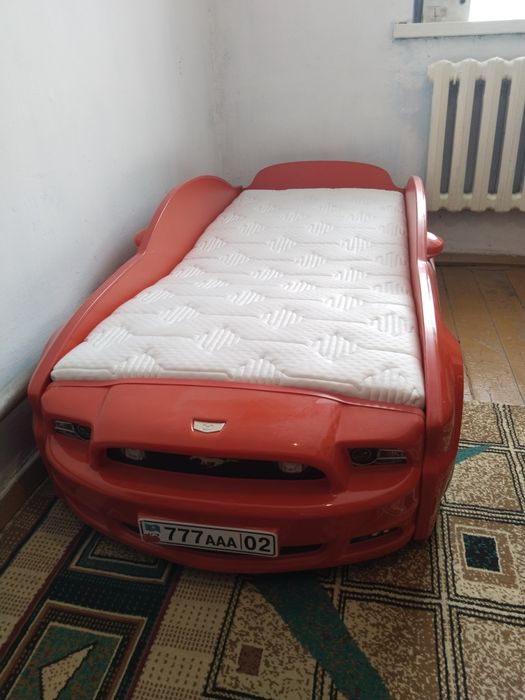 Детская кроватка под автомобиль