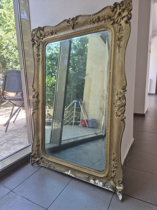Oglinda veche cu rama . Are cam 100 de ani  . Dimensiuni 130 x50 cm