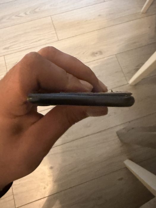 Продавам СПЕШНО Айфон СЕ 2020 и ОРИГИНАЛНИ слушалки Еърподс 3 !!