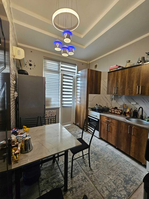 1 хоналик квартира 3 кават кирпичный дом, 6 микр, мадина магазин