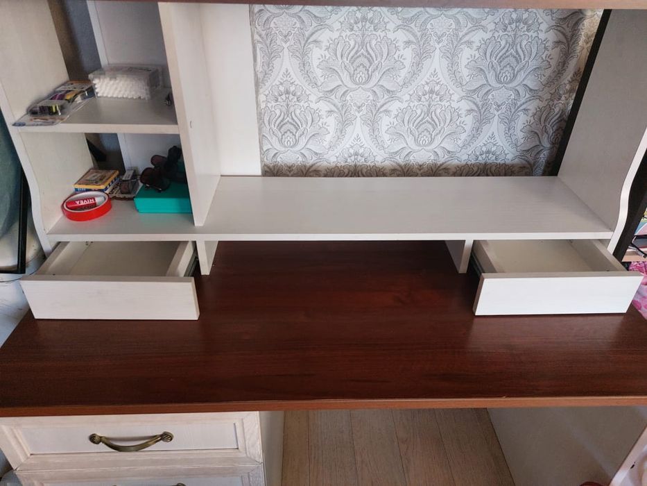 Мебель. Столик туалетный