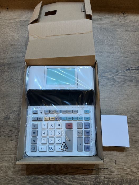 Calculator cu afisaj digital Sharp