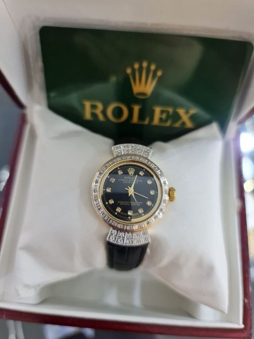 Миниатюрные и очень нежные женские часики Rolex с бриллиантиками.