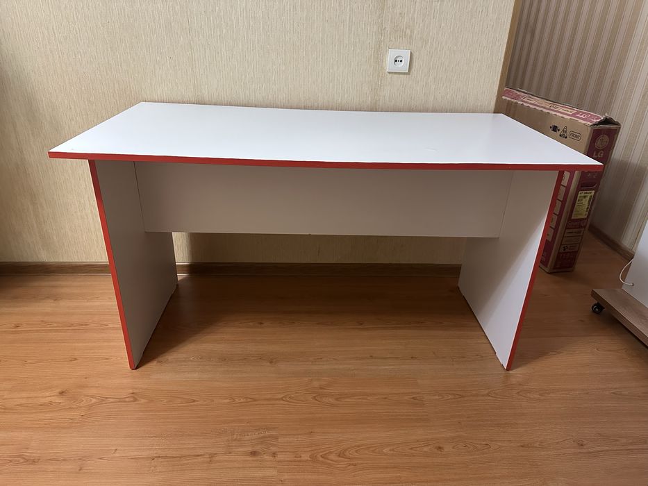 Офисная мебель, стол и комод