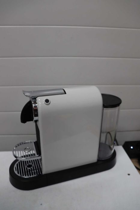 Капсулна машина De'Longhi Nespresso с помпа за високо налягане и перфектен контрол на топлината. Функция за пестене на енергия, без Aeroccino.