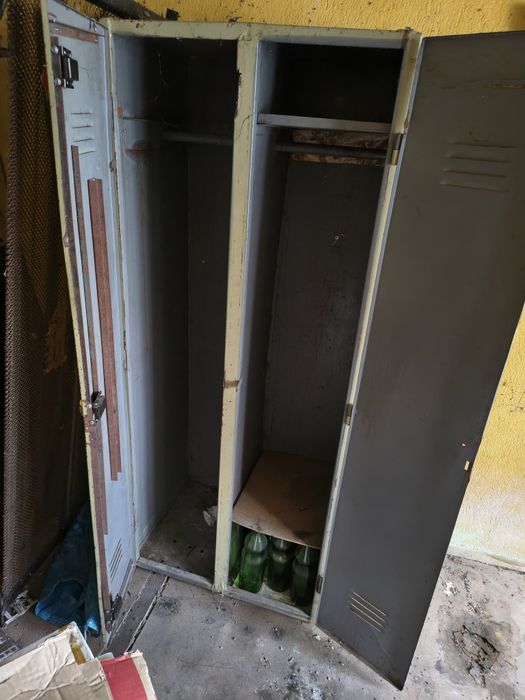 Метален шкаф с две отделения и ключакла