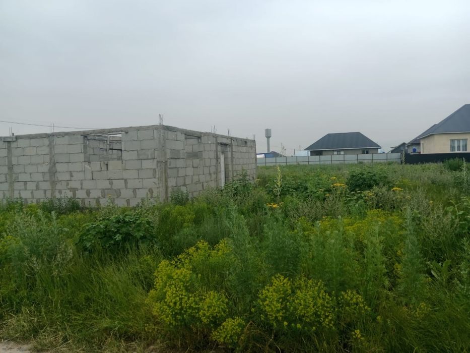 Продам участок с недостроеным домом