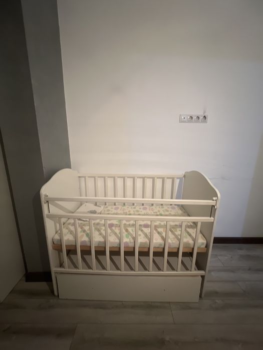 Манеж качается