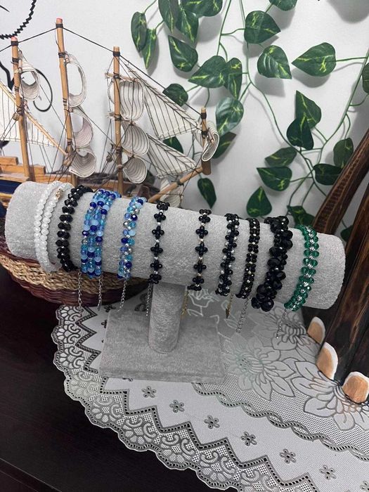 Гривни от маниста