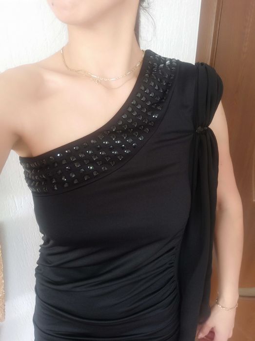 Къса черна рокля