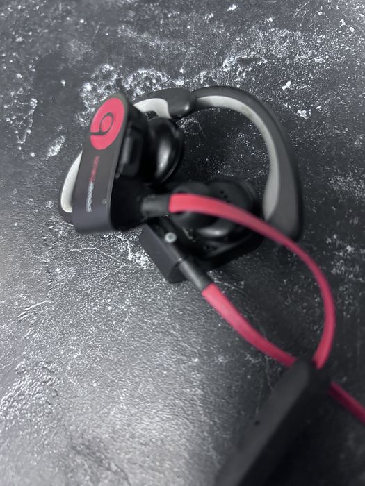 Căști Wireless Beats Powerbeats 3 – Negru/Roșu (Ediție Specială Defiant Black-Red)