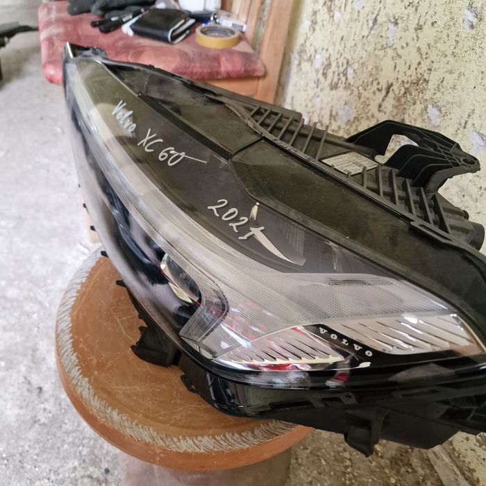 Volvo XC60 2021 ляв и десен фар