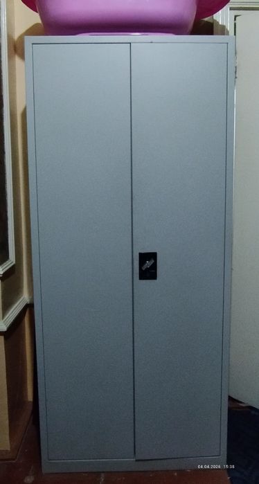 Шкаф железный с полками