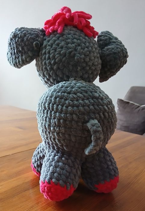 Ръчно плетено слонче с вдигнат хобот – за щастие и усмивки!