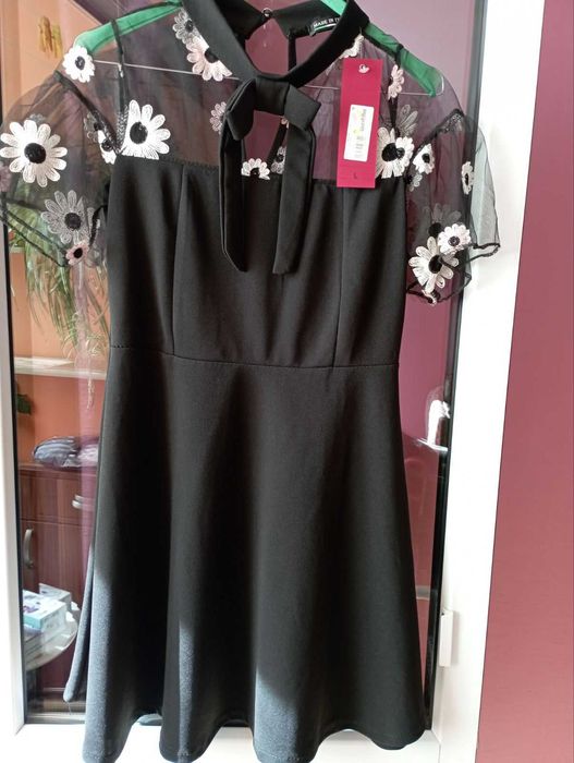 Рокля с дантела и бродерия в горната част.