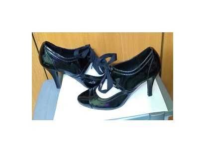 Pantofi M&S UK cu toc inalt negri de lac cu siret, model deosebit, 40