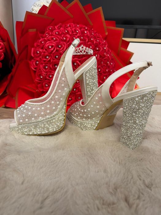 Vand Rochie de mireasa si pantofi marima 38 Arianna Karen