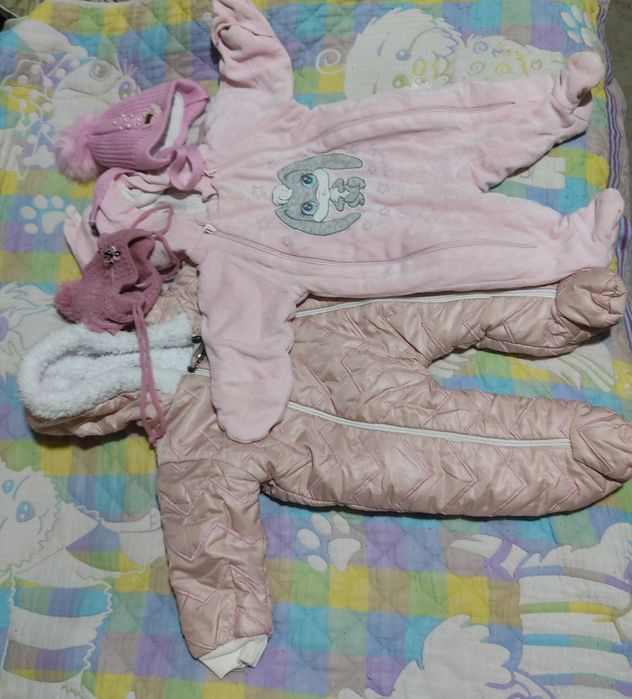 Зимние комбинезоны для девочки и шапочки