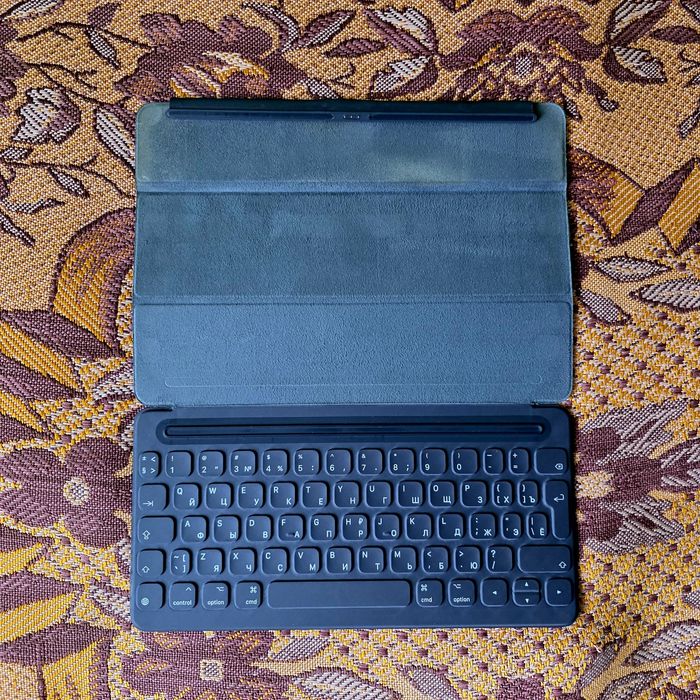 Продам чехол-клавиатуру Apple