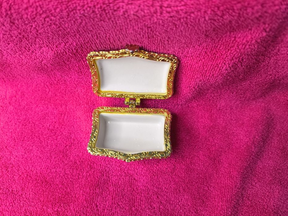 Шкатулка-маленькая,фарфоровая таблетница