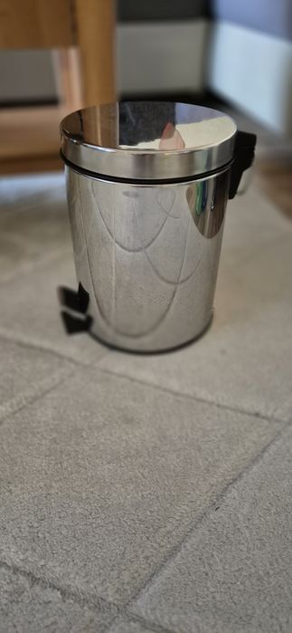 Продавам ново кошче за смет с педал