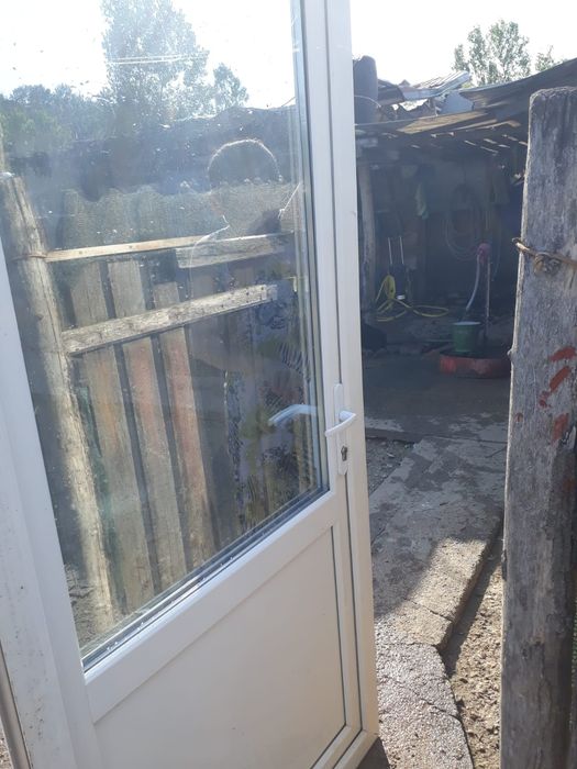 Usă de termopan folosita ca nouo