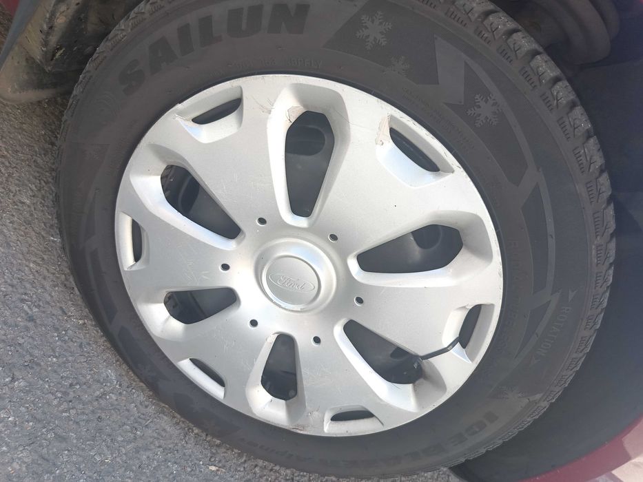 Vând Florești/Cluj:2(doua) anvelope cu geanta tabla