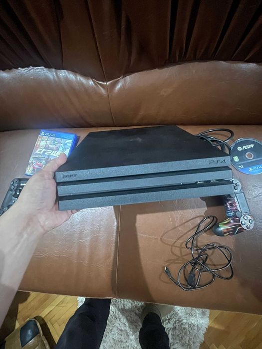 playstation 4 PRO  2 controlere + 3 jocuri (FIFA , THE CREW 2, FORNITE