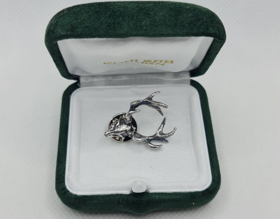 Podoabă de vânătoare din argint masiv cu cerb