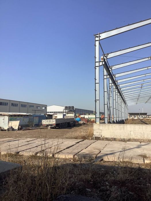 Производственная база с общей земельной площадью 1.3 гектара