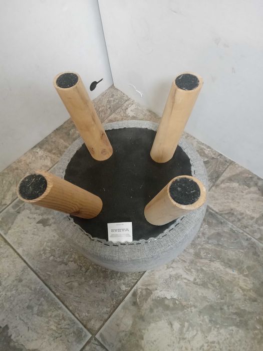 Малко столче с дървени крака