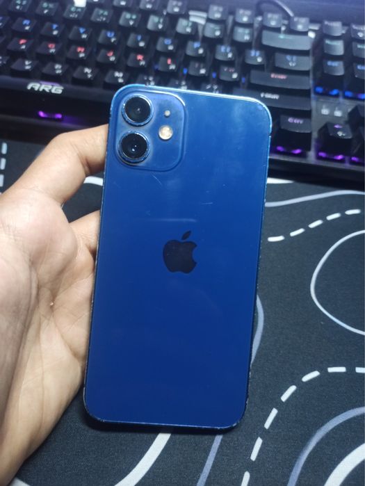 iPhone 12 mini.