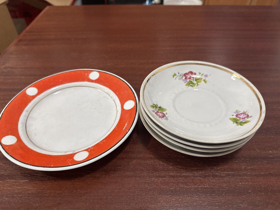 Тарелка и 4 блюдца