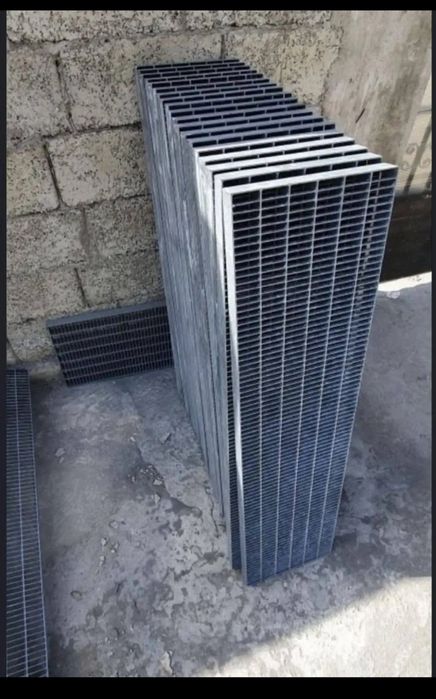 Trepte metalice zincate la diferite dimensiuni debitam la dimensiunea