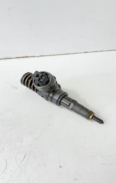 Injector motorina 038130073AG Volkswagen VW Golf a 5-a generatie
