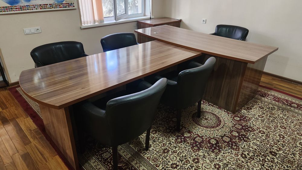 Шкаф офисная и стол с 5шт кресл стол для переговоров