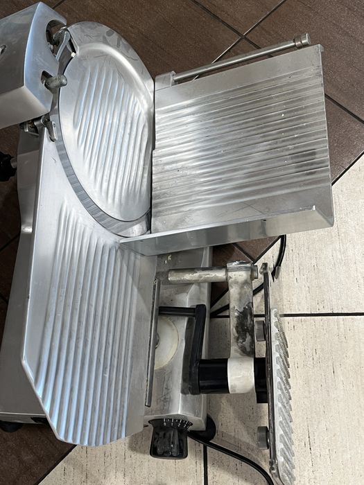 Резачка за колбаси +машинка за пакетиране с стреч фолио