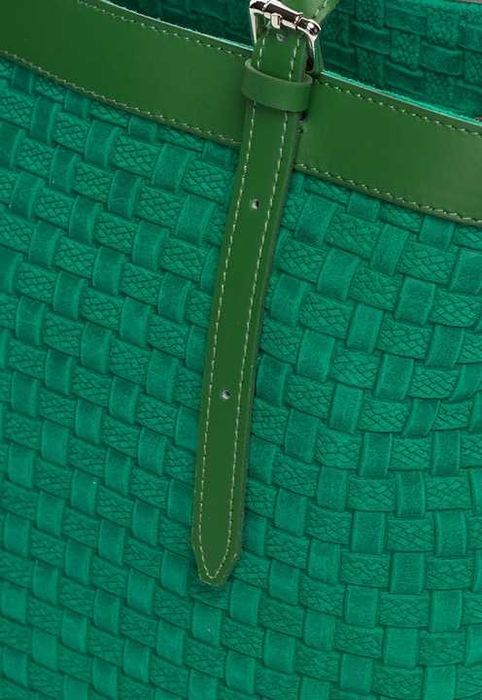 Зелена велурена чанта с плетен дизайн