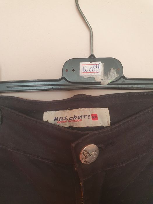 Два чифта дънки бяли и черни