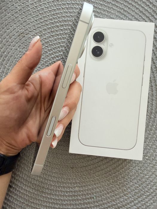 iPhone 16 128GB White в гаранция до януари 2027