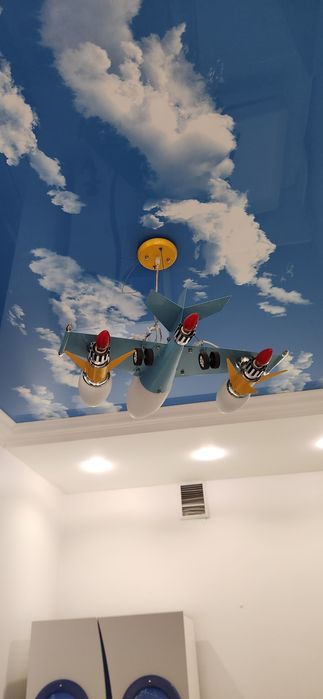 Продам Срочно дескую  люстру ."Самолет."