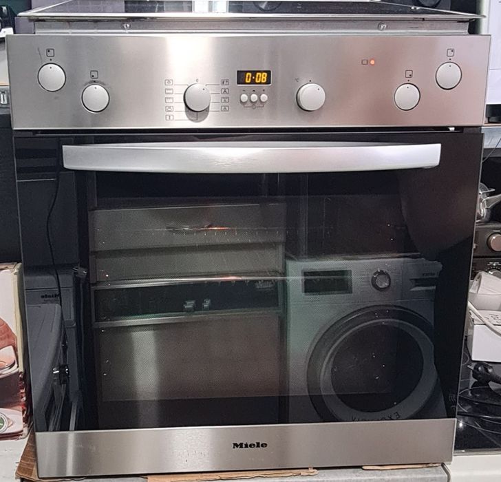Фурна за вграждане Miele в к-т със стъклокерамични котлони